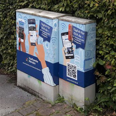 Beklebter Verteilerkasten - Instagram und Facebook