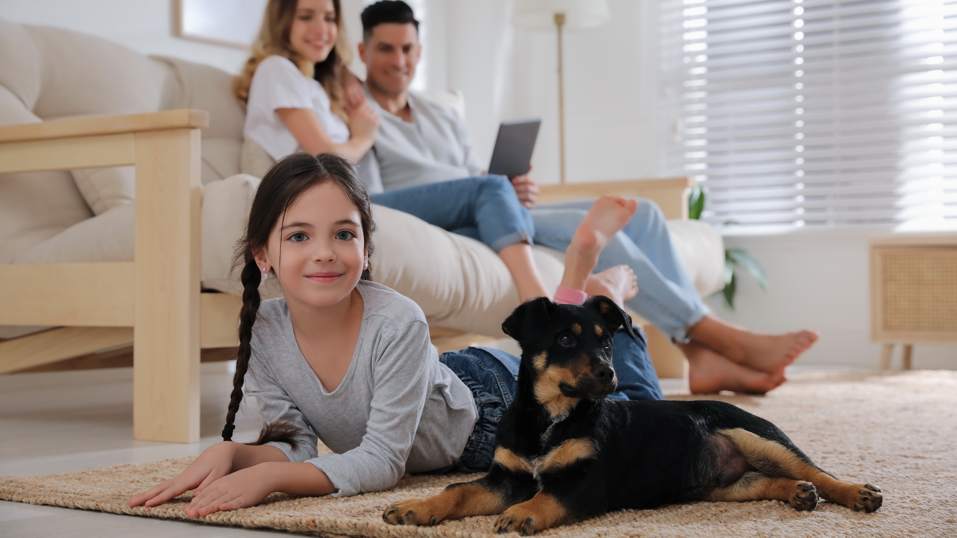Familie sitzt entspannt im Wohnzimmer
