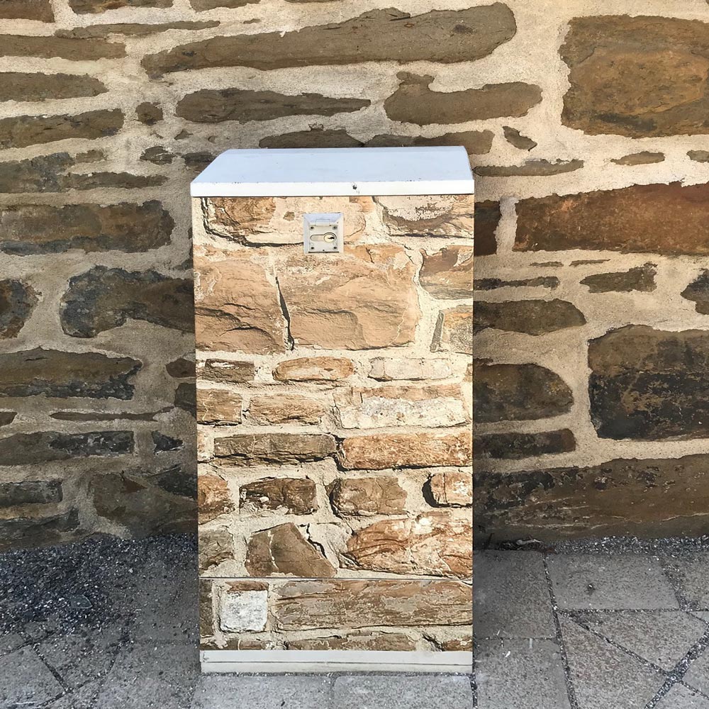 Beklebter Verteilerkasten - Steinmauer