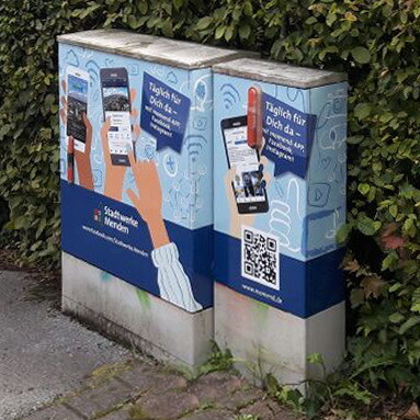 Beklebter Verteilerkasten - Instagram und Facebook